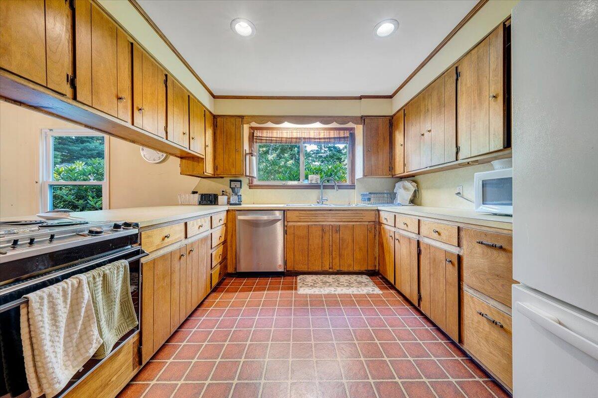 404 Robin Ridge Road Rocky Mount, VA 24151 - Photo 15 of 56 a kitchen with stainless steel appliances a sink window and cabinets