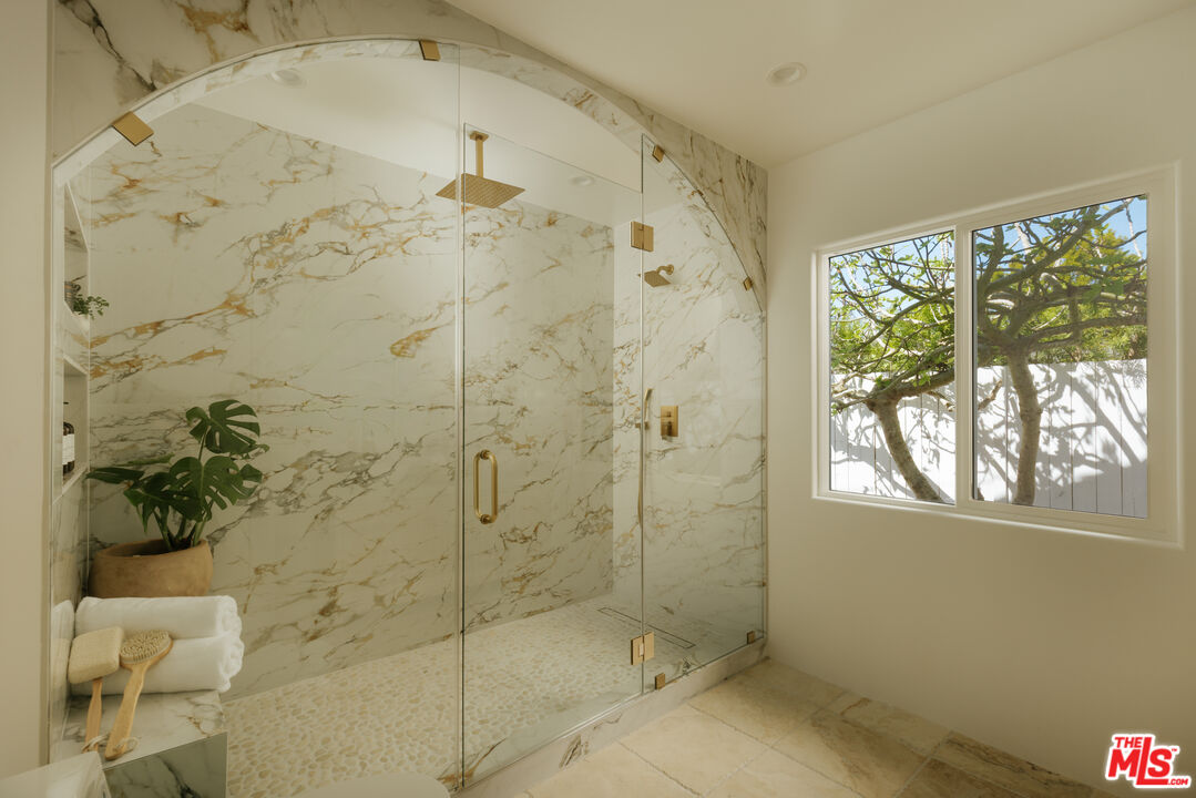 880 Teakwood Road Los Angeles, CA 90049 - Photo 19 of 38 a bathroom with a shower