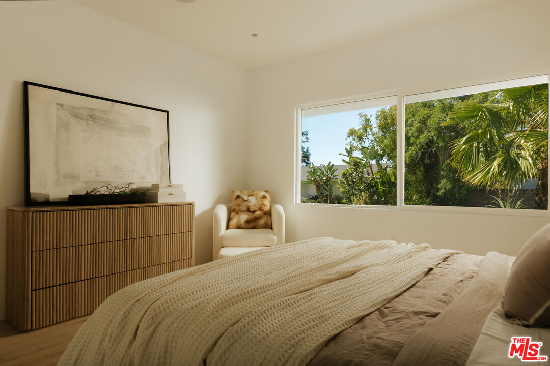 880 Teakwood Road Los Angeles, CA 90049 - Photo 23 of 38 a bedroom with a bed and a window