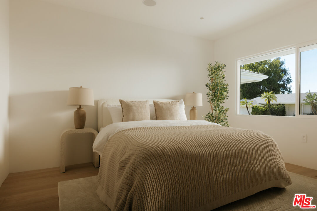 880 Teakwood Road Los Angeles, CA 90049 - Photo 25 of 38 a bedroom with a bed and window