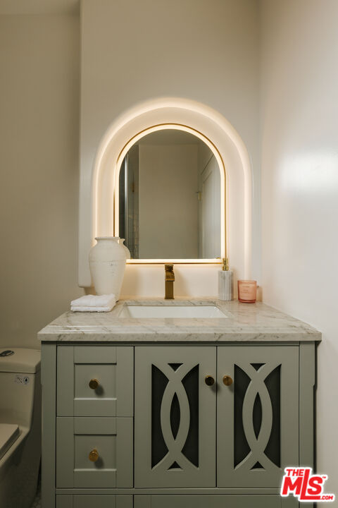 880 Teakwood Road Los Angeles, CA 90049 - Photo 27 of 38 a close view of sink