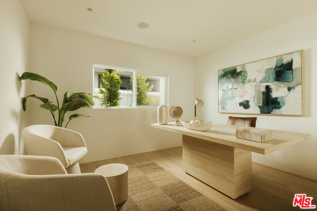 880 Teakwood Road Los Angeles, CA 90049 - Photo 28 of 38 a living room with furniture and window