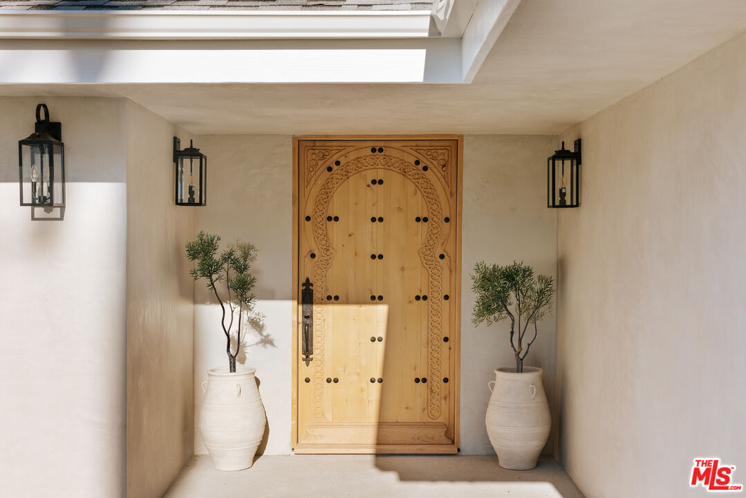 880 Teakwood Road Los Angeles, CA 90049 - Photo 3 of 38 a view of a bathroom