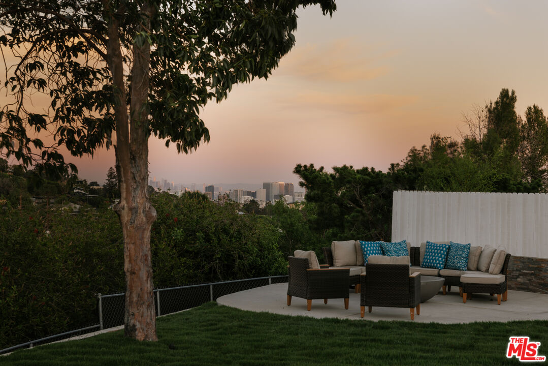 880 Teakwood Road Los Angeles, CA 90049 - Photo 32 of 38 a outdoor living space with furniture