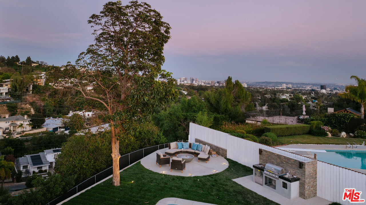 880 Teakwood Road Los Angeles, CA 90049 - Photo 35 of 38 a view of a chairs and table in the garden