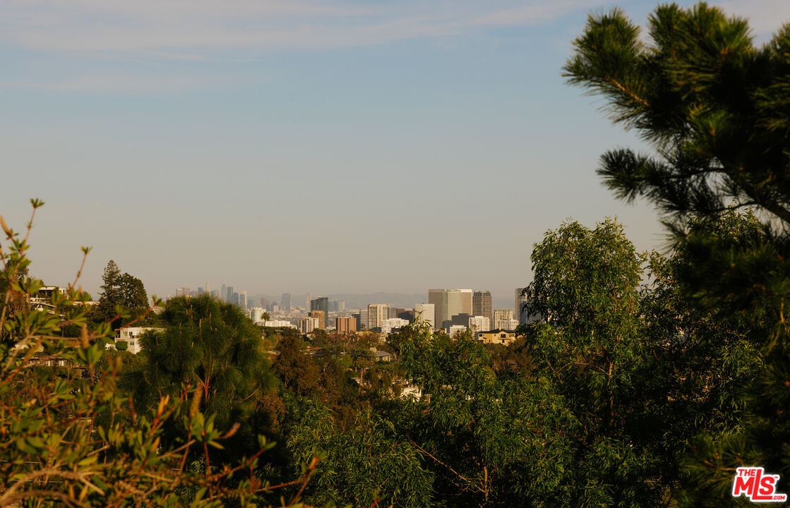 880 Teakwood Road Los Angeles, CA 90049 - Photo 36 of 38 a view of a city
