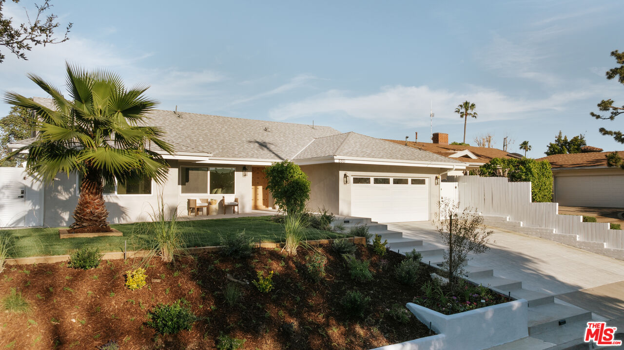 880 Teakwood Road Los Angeles, CA 90049 - Photo 38 of 38 a front view of house with yard and green space