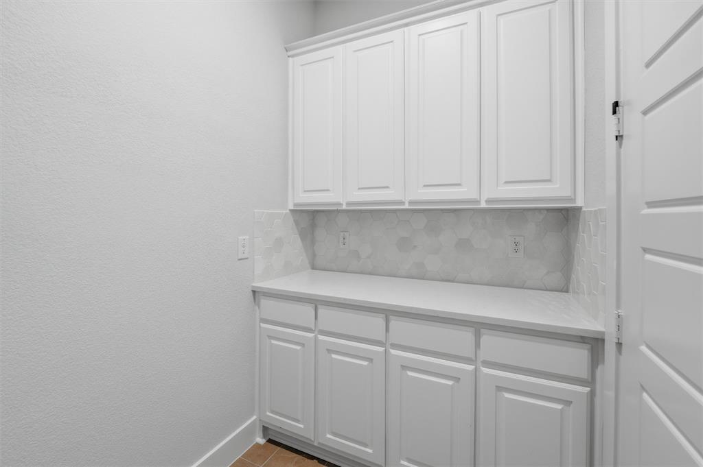 809 Vly Rdg Road Van Alstyne, TX 75495 - Photo 6 of 30 a view of cabinets with window