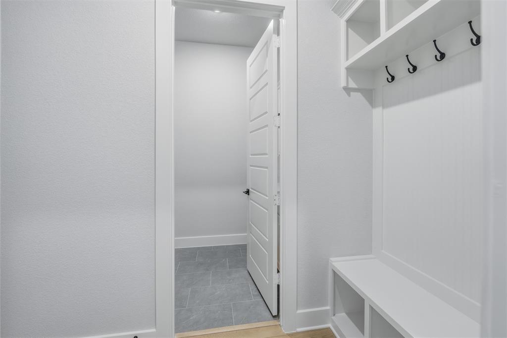 809 Vly Rdg Road Van Alstyne, TX 75495 - Photo 7 of 30 a bathroom with a bathtub