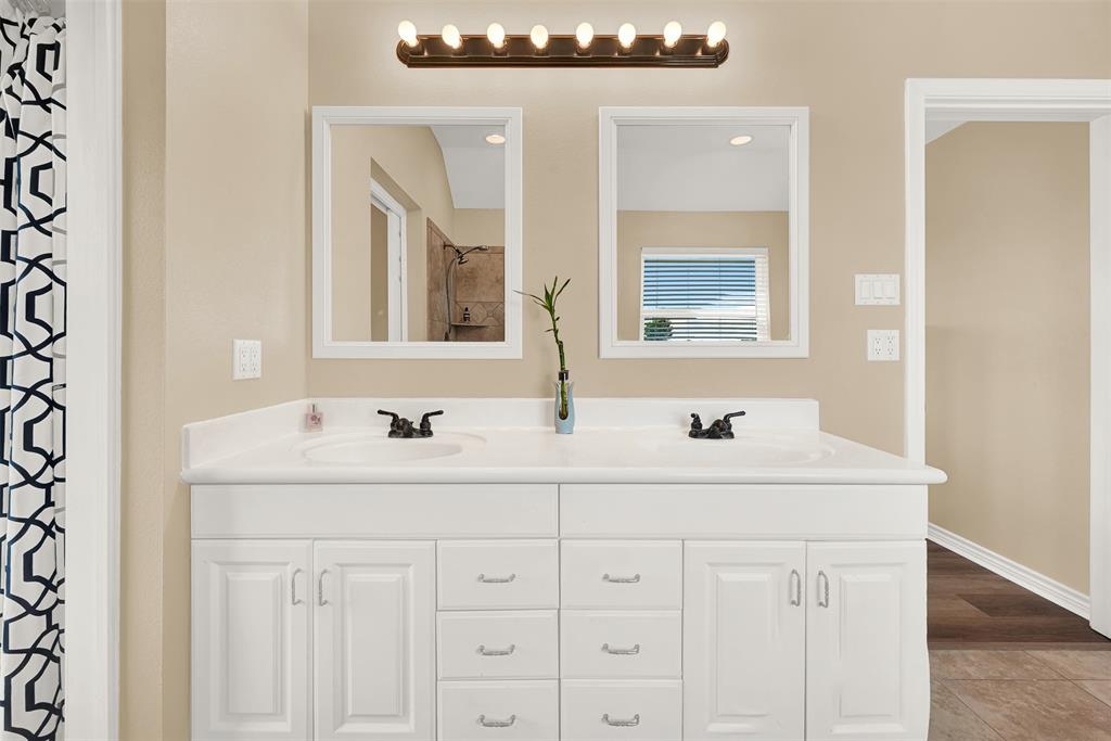 736 Audra Circle Rhome, TX 76078 - Photo 13 of 30 Primary Ensuite Bath
