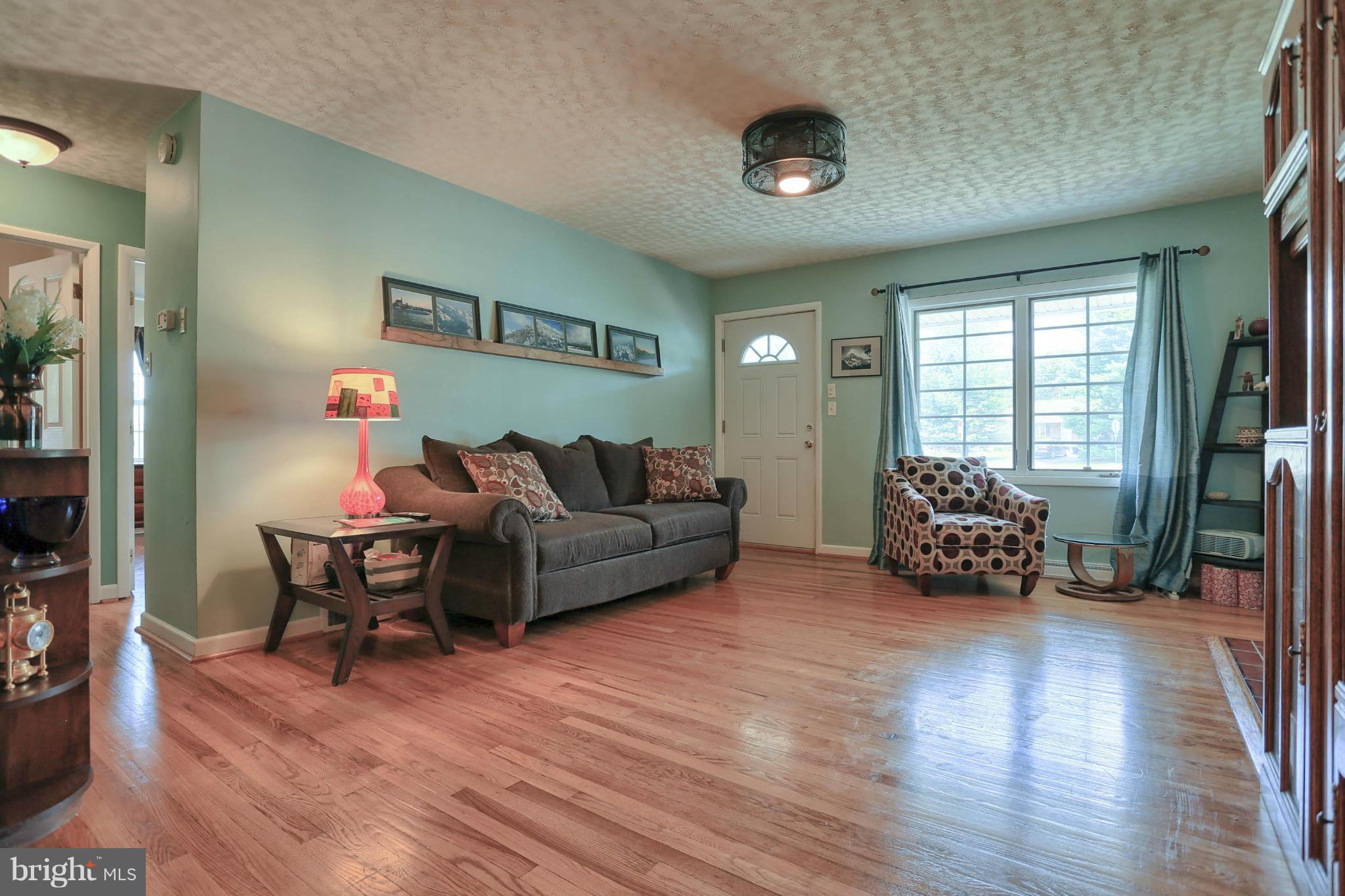 11344 Manse Road Hagerstown, MD 21740 - Photo 4 of 29 Living Room