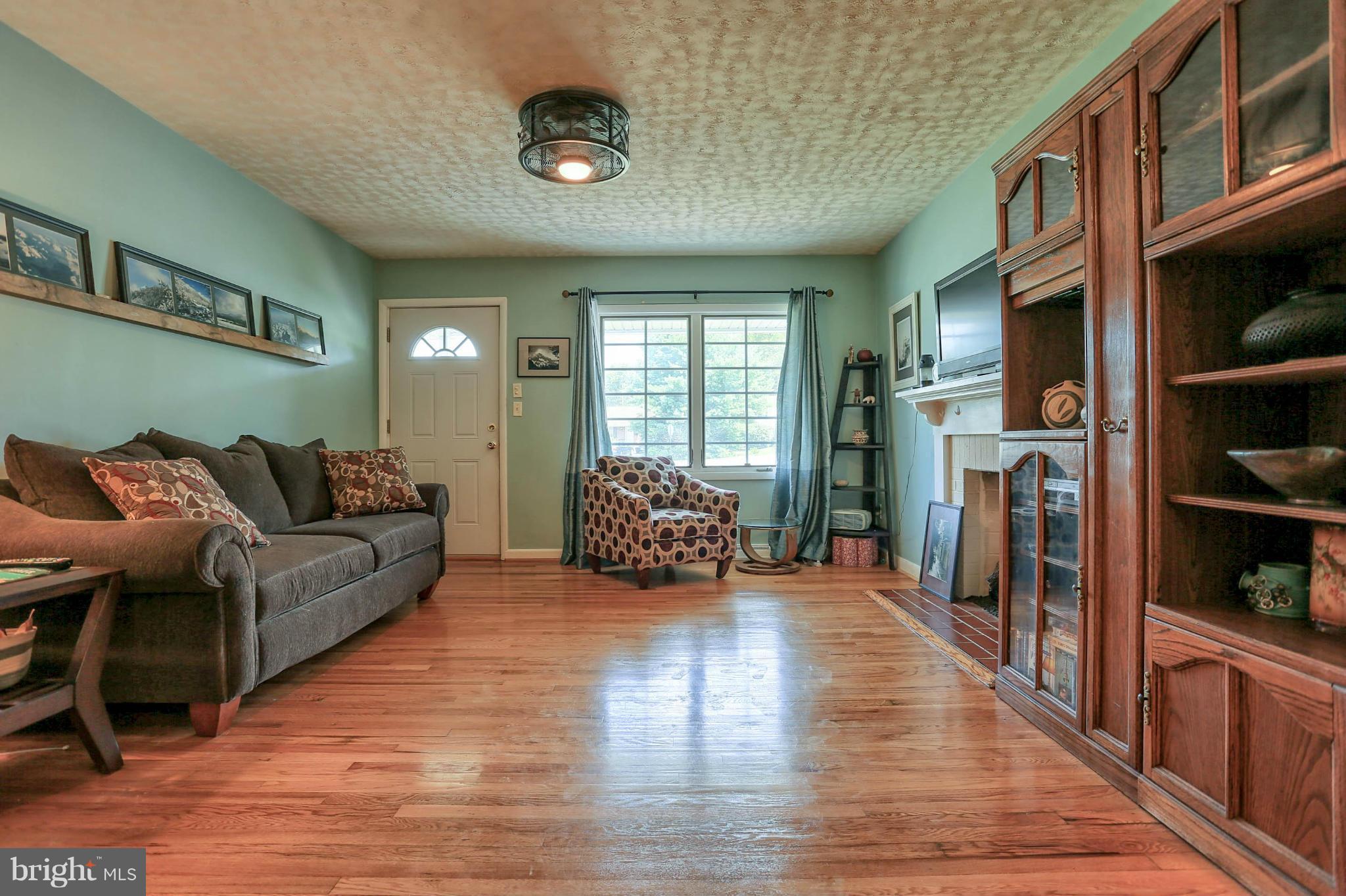11344 Manse Road Hagerstown, MD 21740 - Photo 6 of 29 Living Room