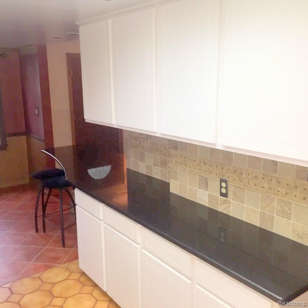 1737 Oxford Road Berkley, MI 48072 - Photo 14 of 40 Kitchen counter w/backsplash
