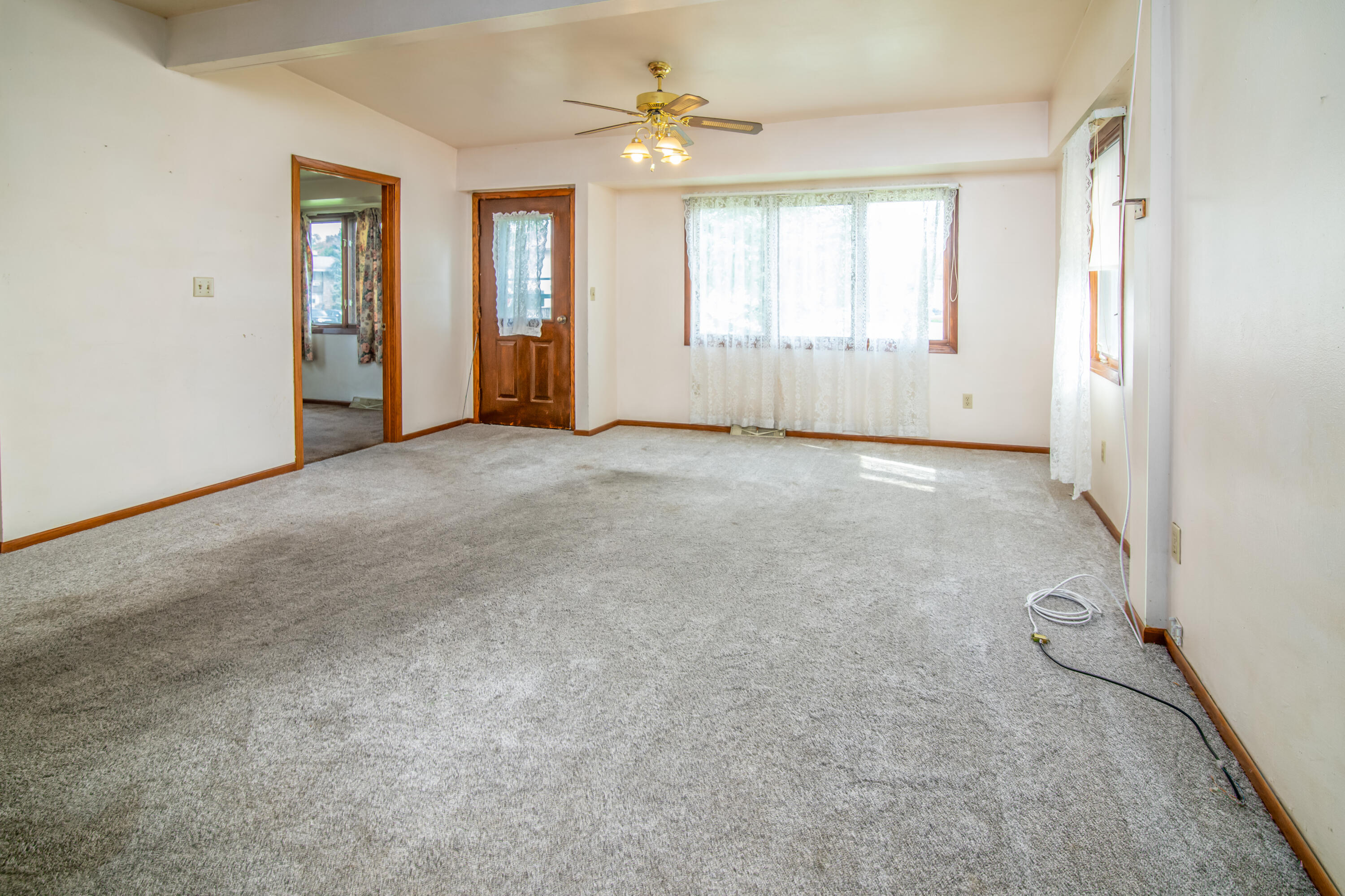716 Glacier Road Pewaukee, WI 53072 - Photo 10 of 32 Open Living Room