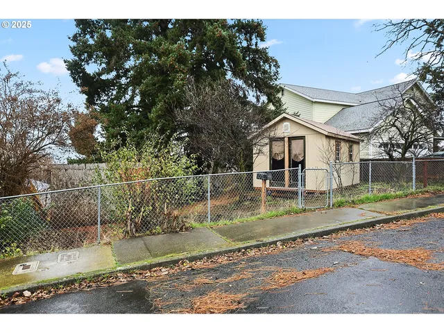 $300,000 | 319 West 13th Street, The Dalles, OR 97058