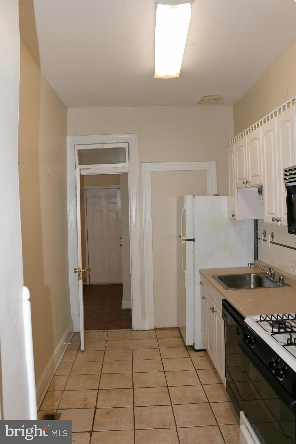 642 8th Street Northeast Washington, DC 20002 - Photo 4 of 29 a kitchen with a stove a refrigerator and a sink