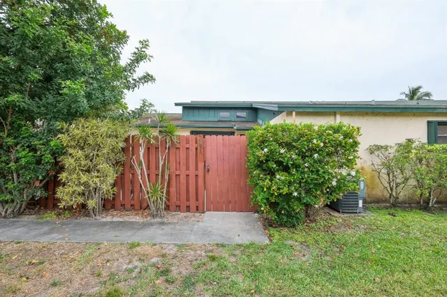 $275,000 | 1091 Manor Drive, Palm Springs, FL 33461