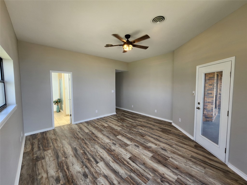 482 West Cattle Drive Onalaska, TX 77360 - Photo 20 of 34 a view of empty room with ceiling fan