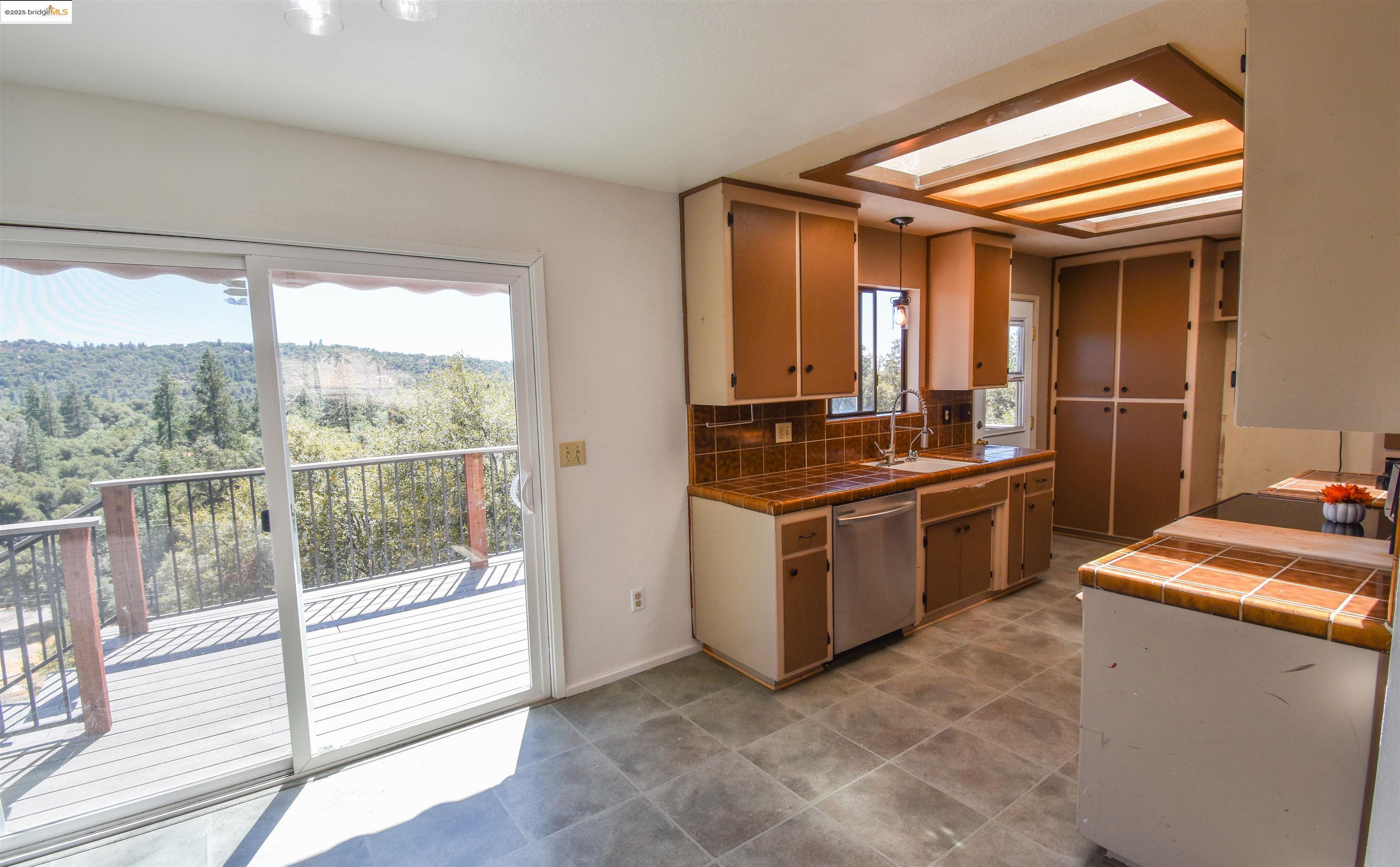 21850 Phoenix Lake Road Sonora, CA 95370 - Photo 15 of 39 a kitchen that has a sink and a stove