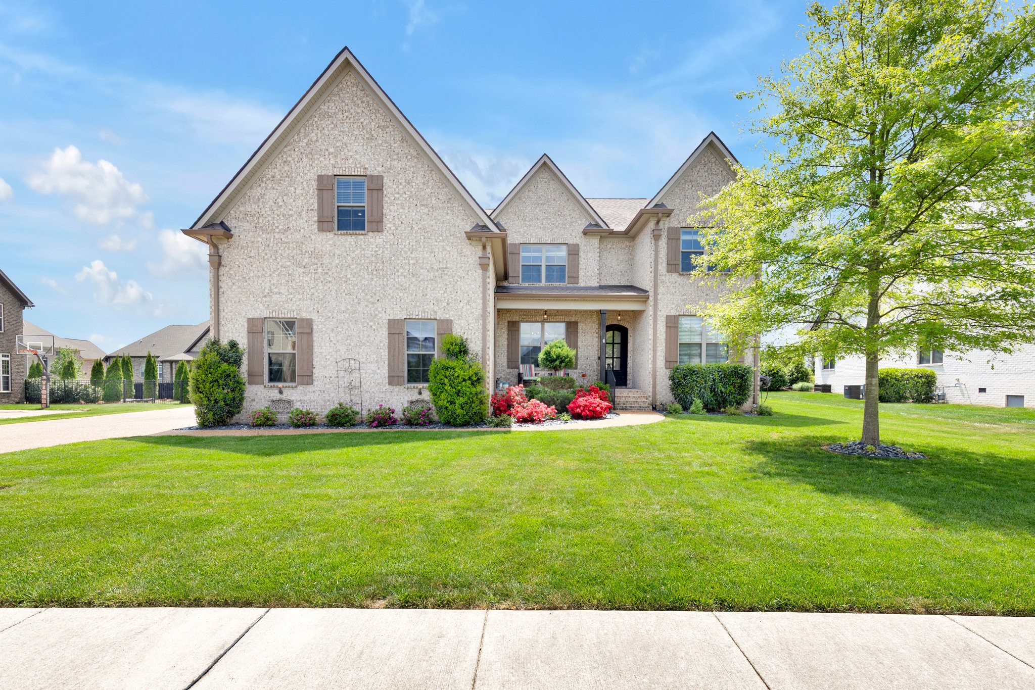 a view of a house with a yard