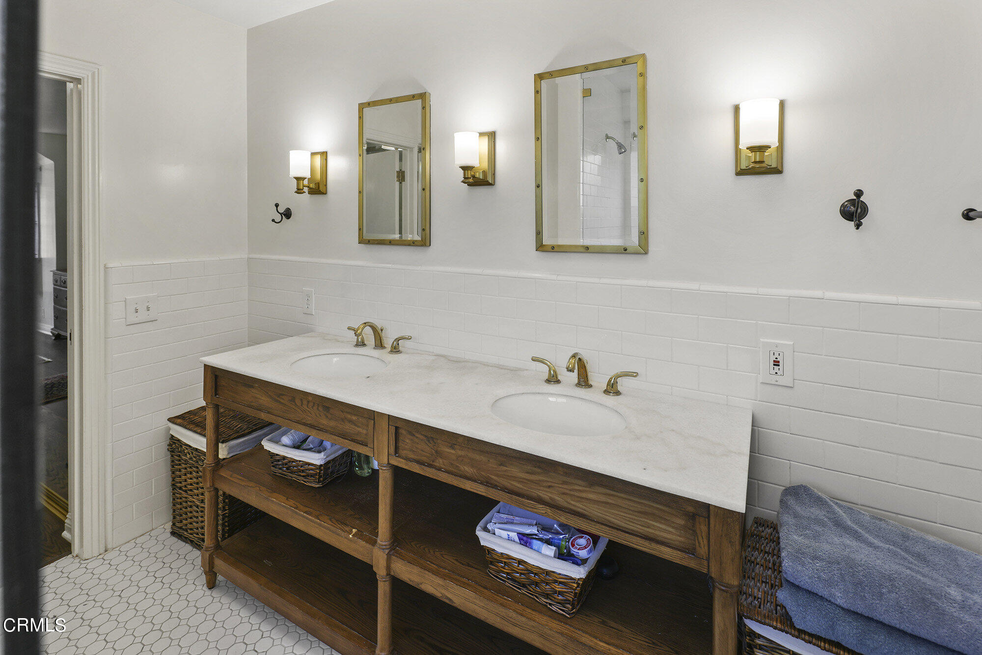 3657 Thorndale Road Pasadena, CA 91107 - Photo 28 of 44 a bathroom with a sink and a mirror