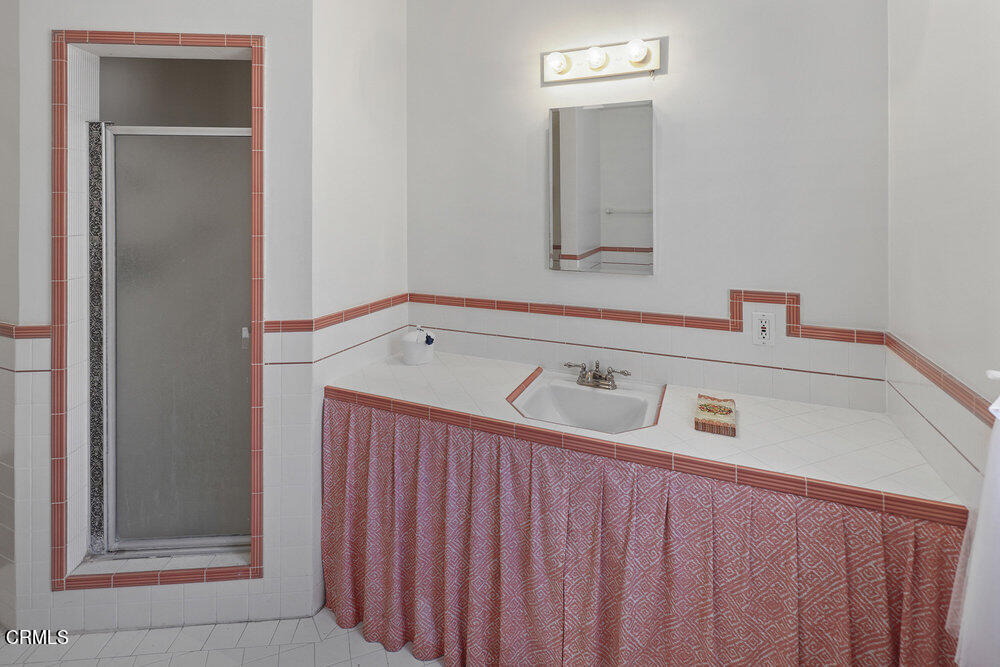 3657 Thorndale Road Pasadena, CA 91107 - Photo 33 of 44 a bathroom with a bathtub and a sink