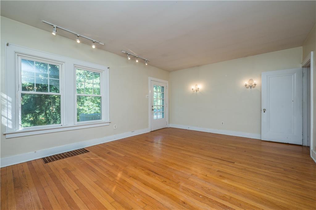 347 Beadling Road Pittsburgh, PA 15228 - Photo 4 of 25 Gallery Image 4