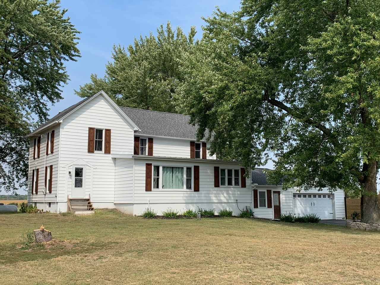 13920 Crosby Road Morrison, IL 61270 - Photo 1 of 30 a front view of a house with a garden