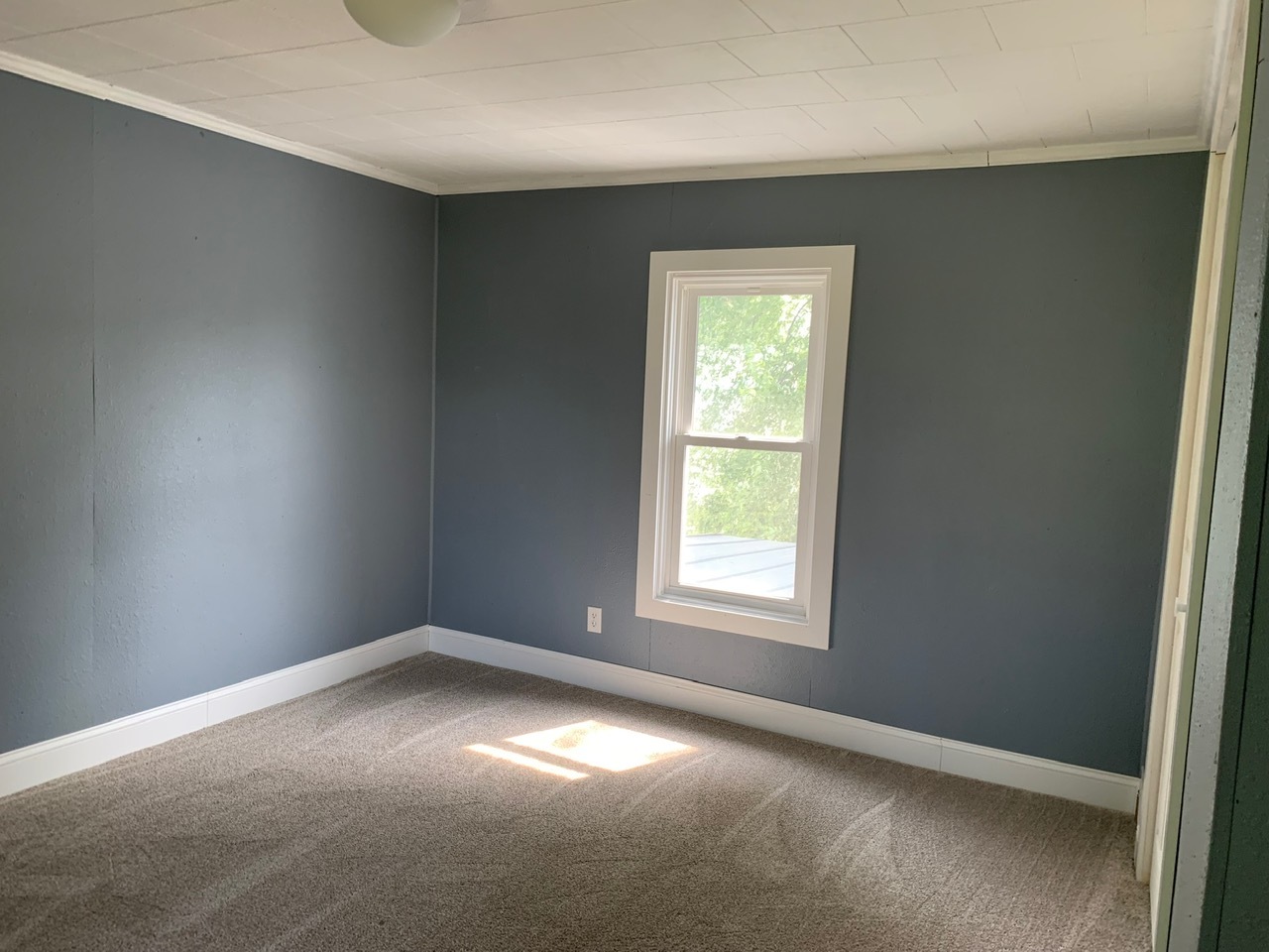 13920 Crosby Road Morrison, IL 61270 - Photo 20 of 30 an empty room with a window