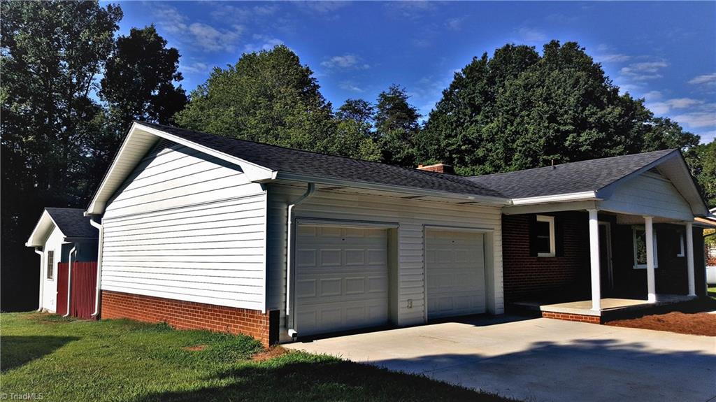 734 Hallmark Drive Rural Hall, NC 27045 - Photo 3 of 20 Gallery Image 3