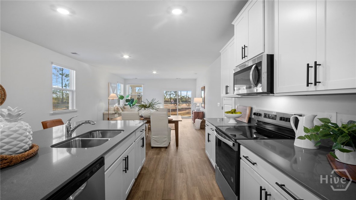 1013 Lakes Boulevard Brunswick, GA 31525 - Photo 5 of 29