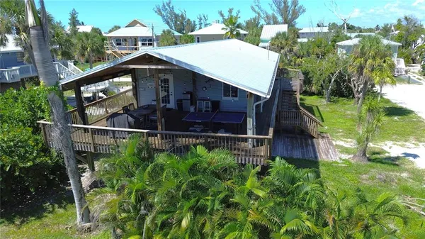 a view of a yard with a big yard