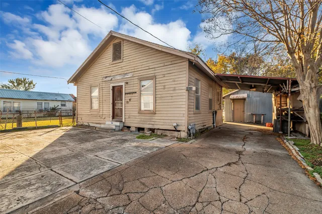 a view of a house with backyard and a garage