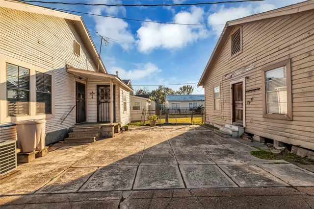 a view of a house with backyard