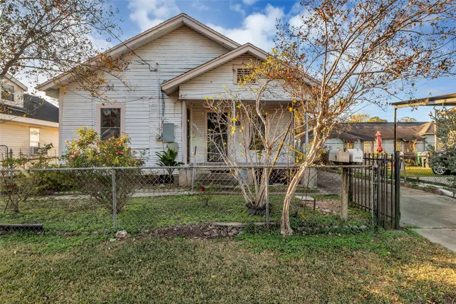 a view of a house with backyard