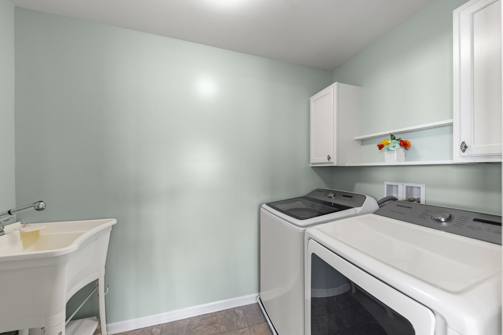 3306 Rumsford Boulevard Elgin, IL 60124 - Photo 22 of 29 a utility room with dryer and washer