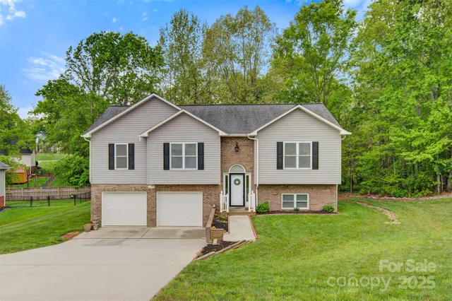 $367,500 | 2835 24th St Drive Northeast, Hickory, NC 28601