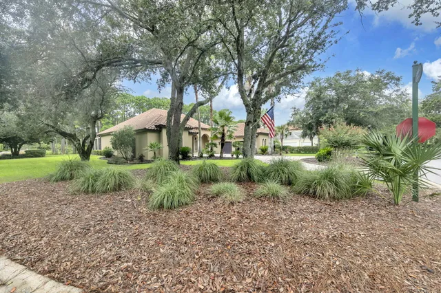 a view of livingroom with furniture