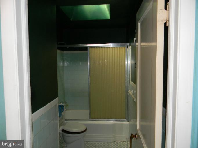 1110 Wicklow Road Baltimore, MD 21229 - Photo 4 of 12 Bath