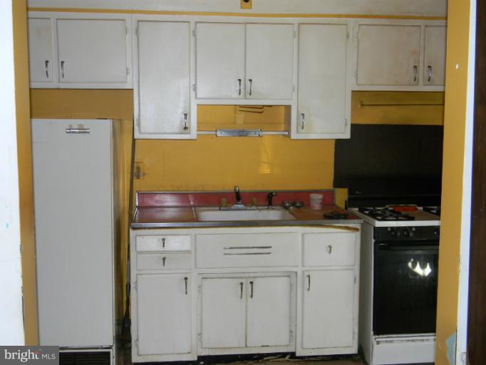 1110 Wicklow Road Baltimore, MD 21229 - Photo 7 of 12 Kitchen