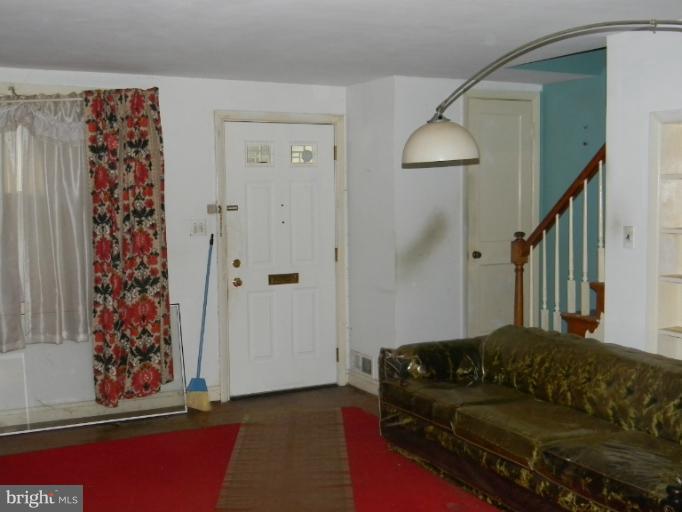 1110 Wicklow Road Baltimore, MD 21229 - Photo 10 of 12 Living Room