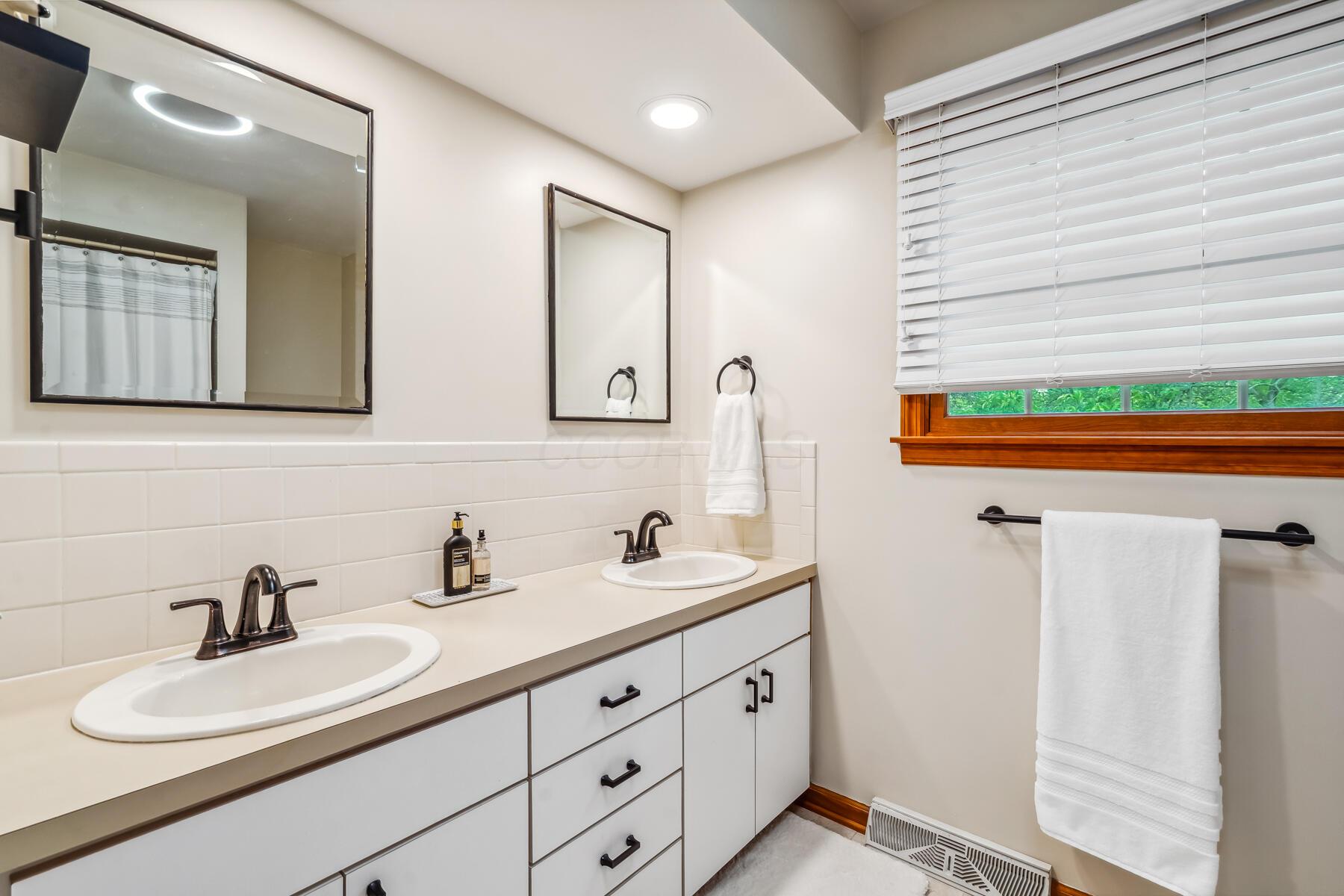 879 Lynbrook Road Columbus, OH 43235 - Photo 25 of 43 Bathroom