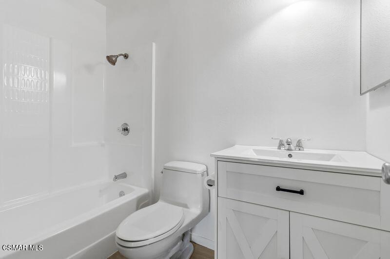 584 Rio Grande Circle Thousand Oaks, CA 91360 - Photo 15 of 19 a bathroom with a sink toilet vanity and tub