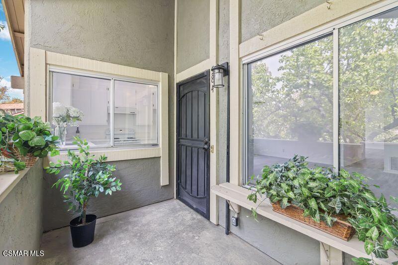 584 Rio Grande Circle Thousand Oaks, CA 91360 - Photo 4 of 19 a house with a outdoor space