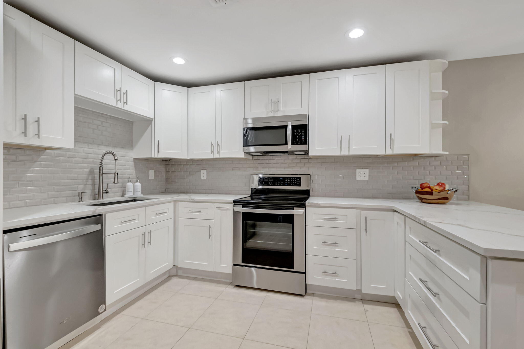 23424 Southwest 53rd Avenue, Unit B Boca Raton, FL 33433 - Photo 13 of 38 KITCHEN