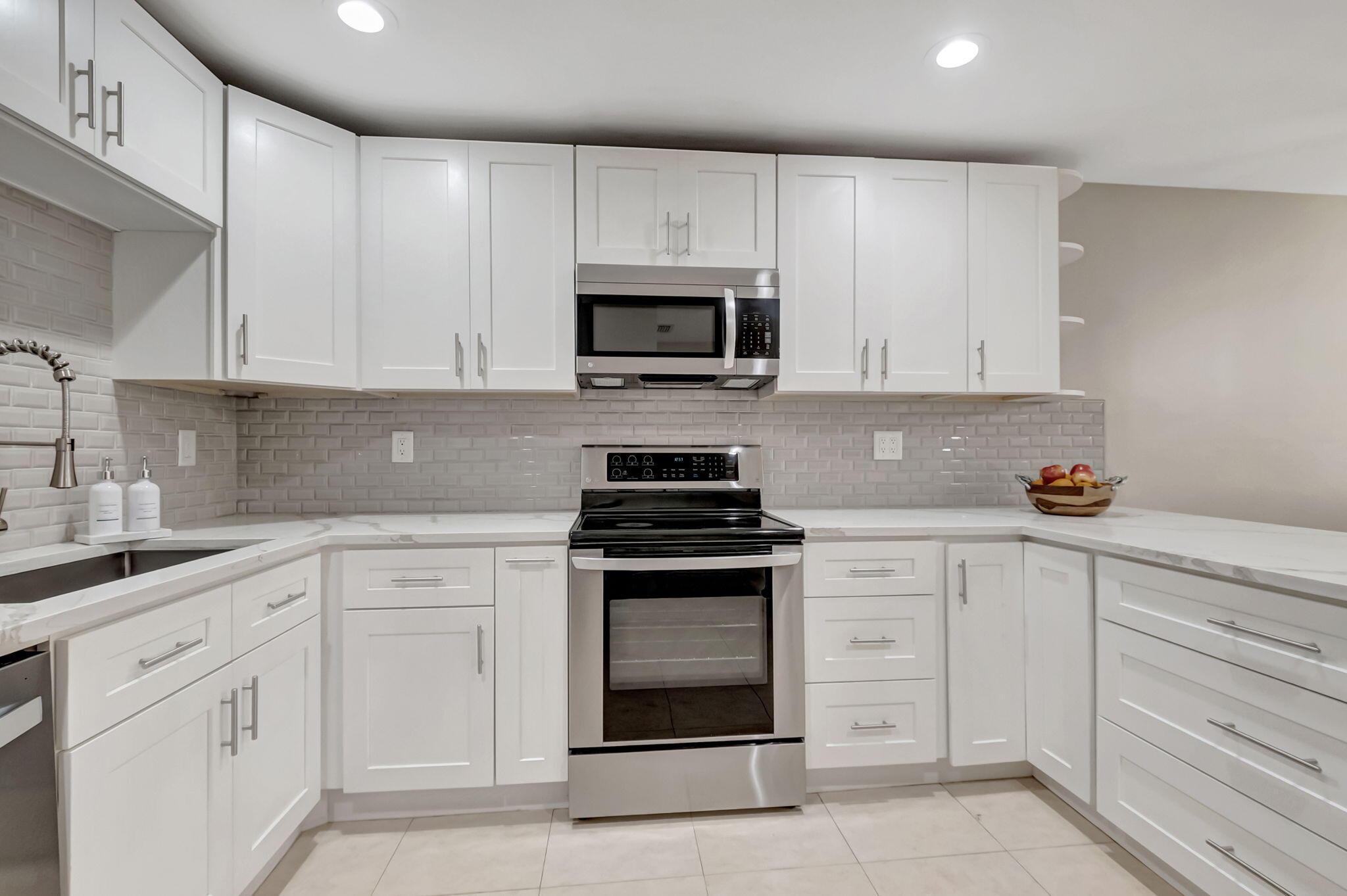 23424 Southwest 53rd Avenue, Unit B Boca Raton, FL 33433 - Photo 14 of 38 KITCHEN
