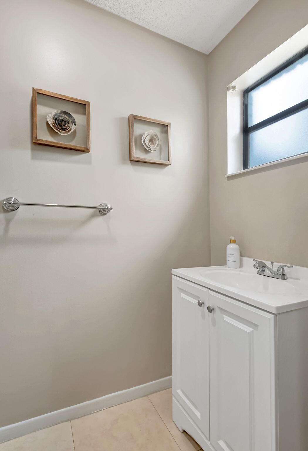 23424 Southwest 53rd Avenue, Unit B Boca Raton, FL 33433 - Photo 21 of 38 1/2 BATHROOM