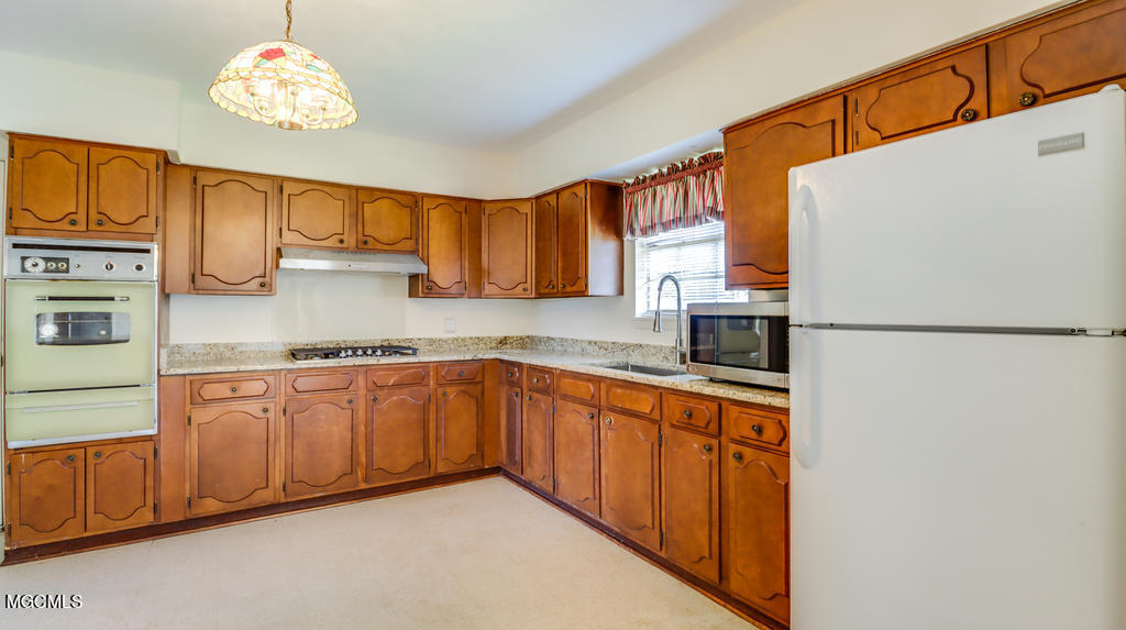 2411 Sunkist Country Club Road Biloxi, MS 39532 - Photo 4 of 20 B37CD301-A121-40A9-A231-74303A756BC2