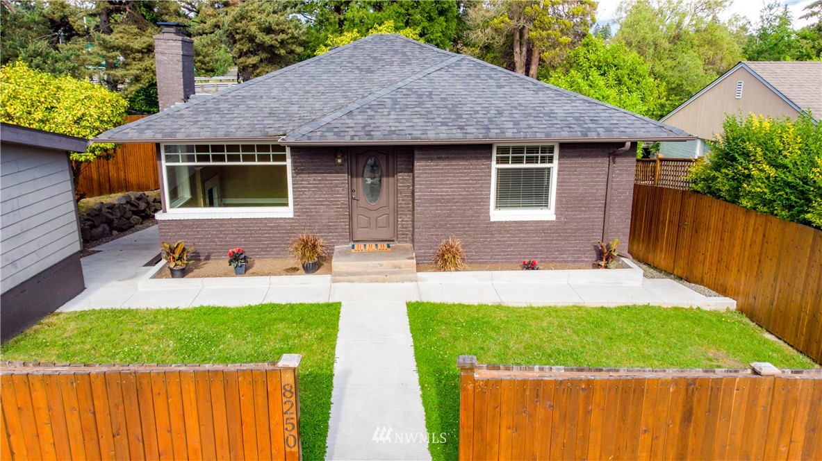 8250 Corliss Avenue North Seattle, WA 98103 - Photo 2 of 37