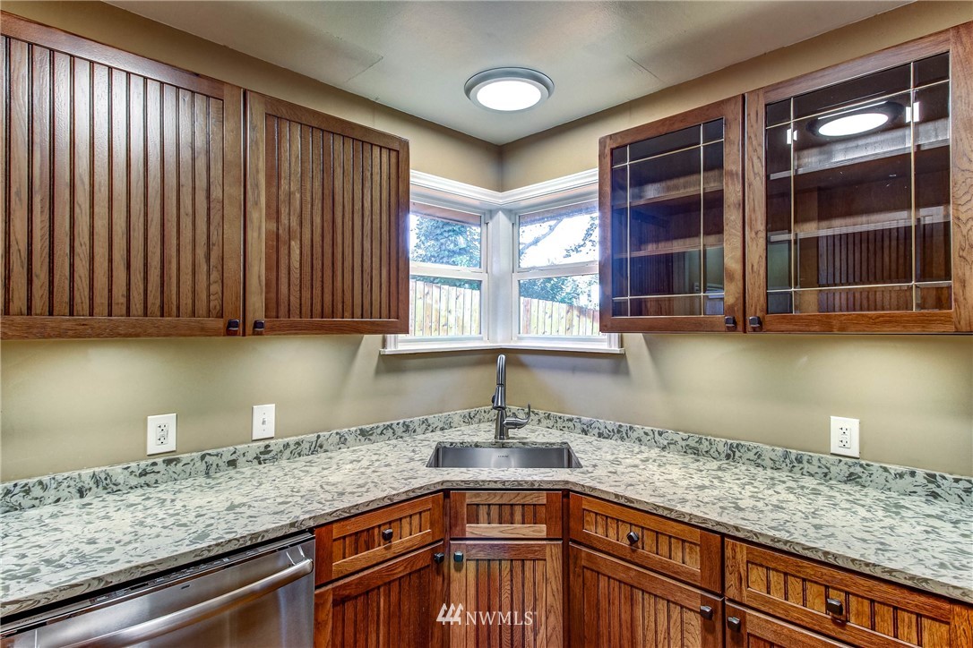 8250 Corliss Avenue North Seattle, WA 98103 - Photo 12 of 37